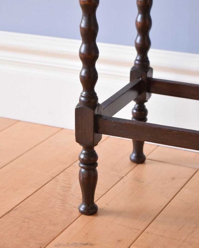 アンティークのテーブル　アンティーク家具　コンパクトで気軽に使えるアンティーク家具、脚の装飾も美しいワインテーブル(オケージョナルテーブル)。持ち上げなくても大丈夫！Handleのアンティークは、脚の裏にフェルトキーパーをお付けしています。(q-1337-f)