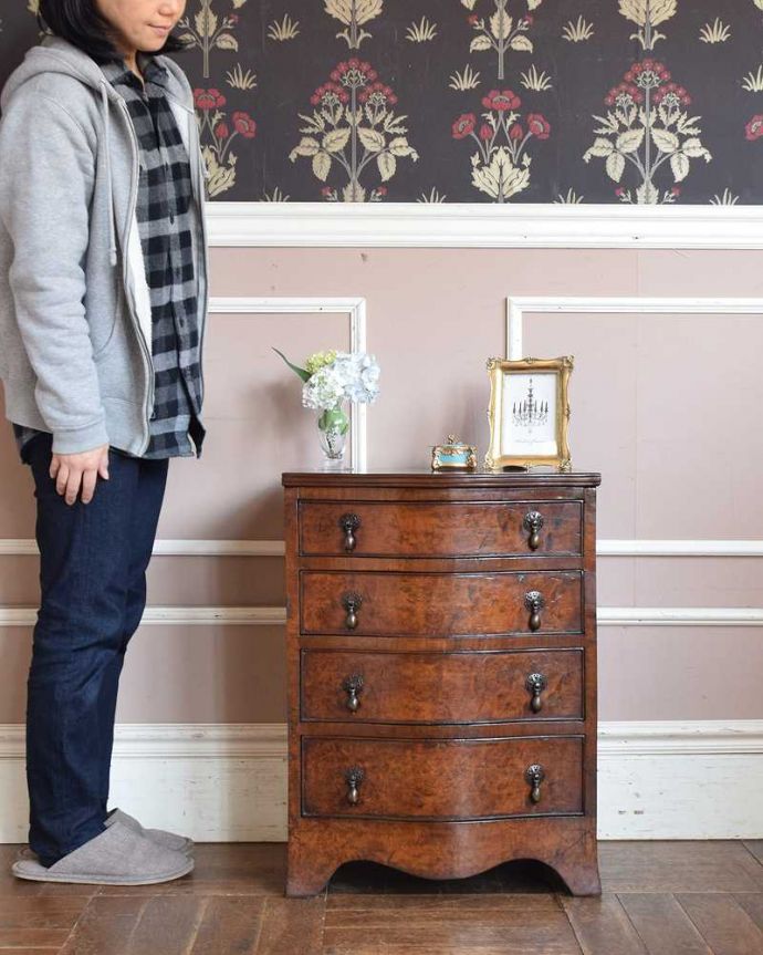 アンティークのチェスト アンティーク家具 ウォルナット材を使ったおしゃれなアンティーク家具、使いやすいコンパクトなチェスト(4段)。大人の雰囲気漂う人気の英国チェストとにかく人気のあるデザイン。(q-1338-f)