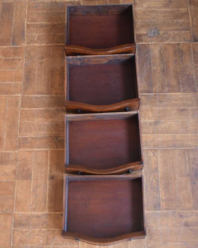 アンティークのチェスト アンティーク家具 ウォルナット材を使ったおしゃれなアンティーク家具、使いやすいコンパクトなチェスト(4段)。キレイに修復しましたお洋服を入れてもいいように、引き出しの中も職人がキレイに修復しました。(q-1338-f)