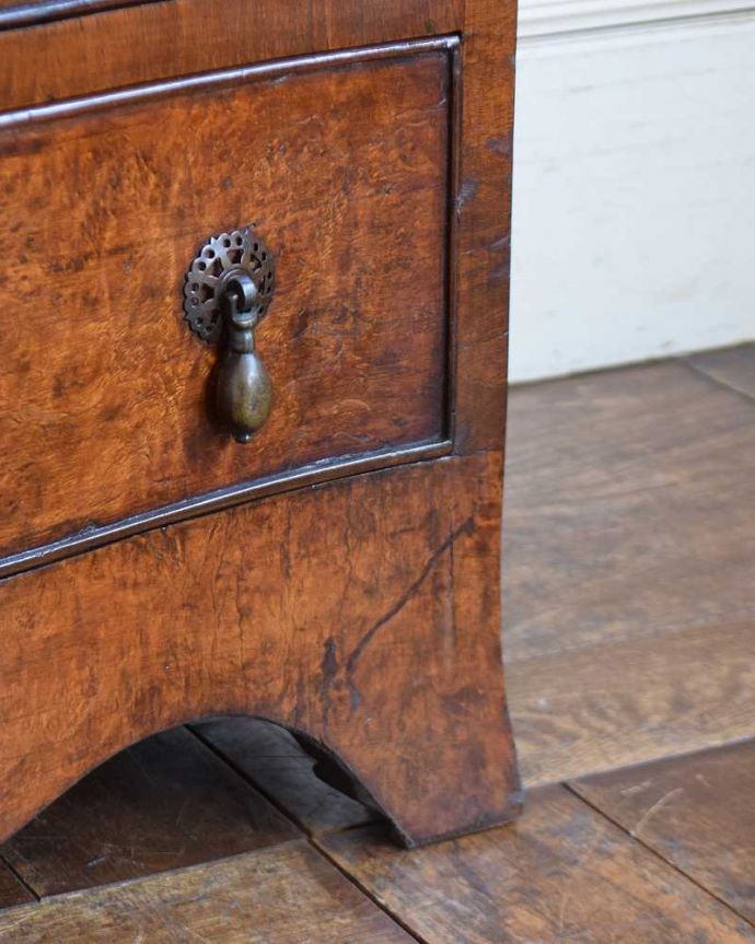 アンティークのチェスト アンティーク家具 ウォルナット材を使ったおしゃれなアンティーク家具、使いやすいコンパクトなチェスト(4段)。女性1人でラクラク運べちゃう仕掛けHandleのアンティークは、脚の裏にフェルトキーパーをお付けしています。(q-1338-f)