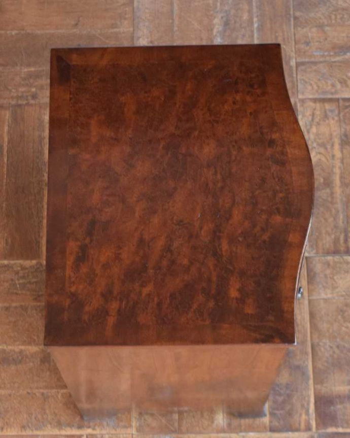 アンティークのチェスト アンティーク家具 ウォルナット材を使ったおしゃれなアンティーク家具、使いやすいコンパクトなチェスト(4段)。ピカピカに仕上げました修復の時、天板もキレイに仕上げました。(q-1338-f)