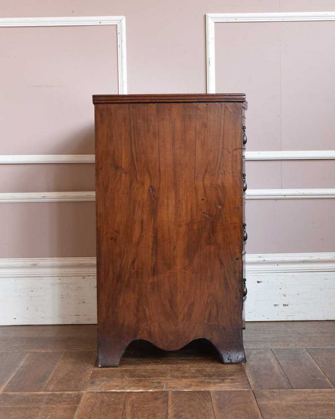 アンティークのチェスト アンティーク家具 ウォルナット材を使ったおしゃれなアンティーク家具、使いやすいコンパクトなチェスト(4段)。横から見てもキレイですもちろん、横顔だってキレイ!どこから見ても絵になります。(q-1338-f)