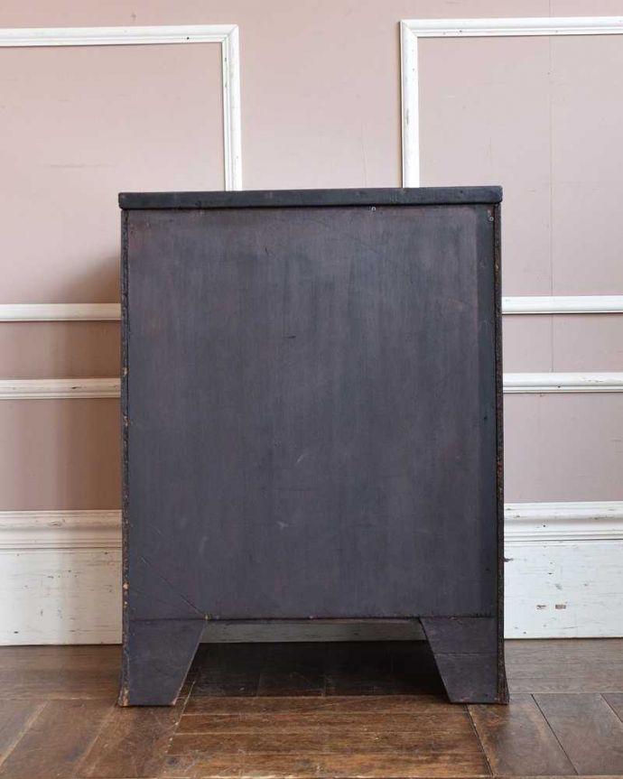 アンティークのチェスト アンティーク家具 ウォルナット材を使ったおしゃれなアンティーク家具、使いやすいコンパクトなチェスト(4段)。後ろ姿も見て下さい。(q-1338-f)