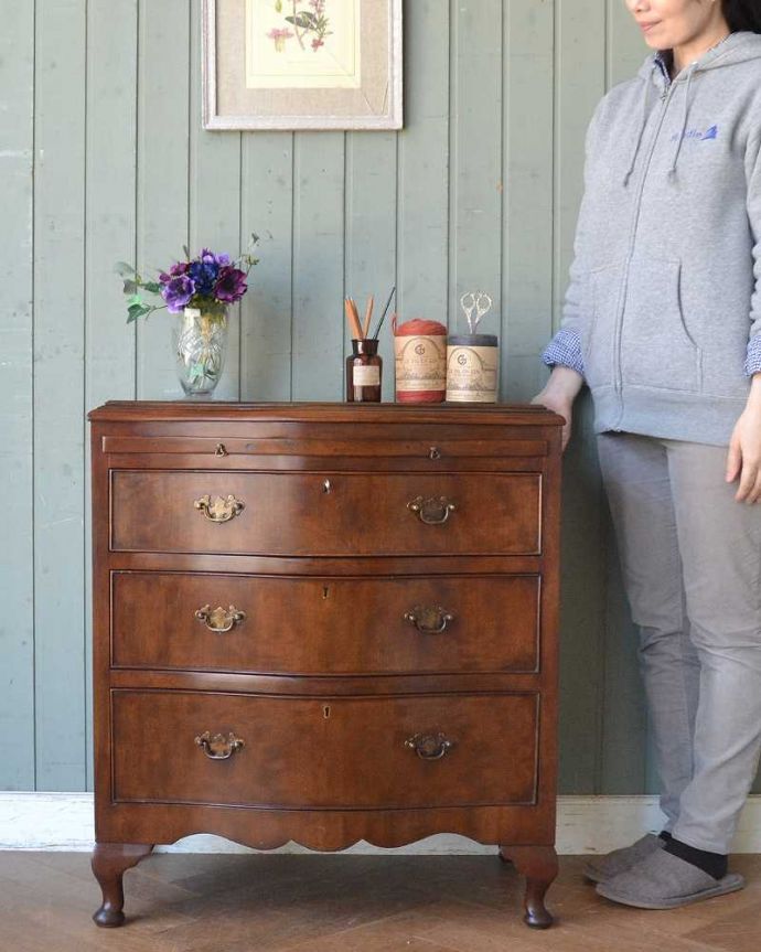 アンティークのチェスト　アンティーク家具　サイドテーブルにもなるアンティークチェスト、コンパクトで使いやすいドロワーズ。大人の雰囲気漂う人気の英国チェストとにかく人気のあるデザイン。(q-1339-f)