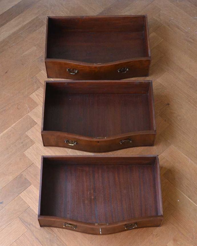 アンティークのチェスト　アンティーク家具　サイドテーブルにもなるアンティークチェスト、コンパクトで使いやすいドロワーズ。キレイに修復しましたお洋服を入れてもいいように、引き出しの中も職人がキレイに修復しました。(q-1339-f)