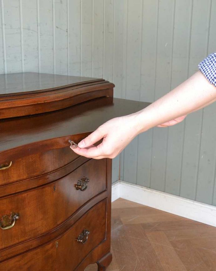 アンティークのチェスト　アンティーク家具　サイドテーブルにもなるアンティークチェスト、コンパクトで使いやすいドロワーズ。引っ張り出すと便利に使えるスライドトレイが出てきます。(q-1339-f)