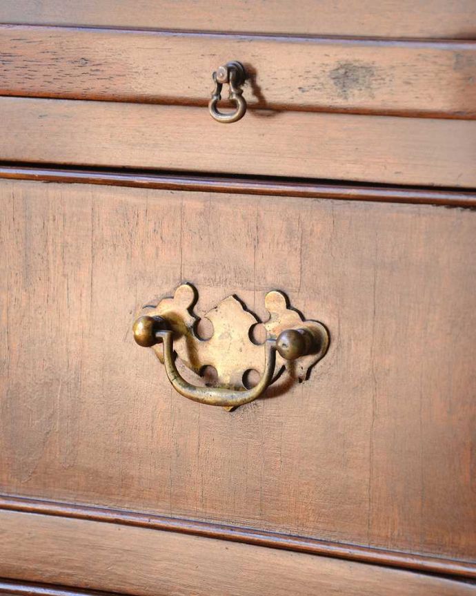 アンティークのチェスト　アンティーク家具　サイドテーブルにもなるアンティークチェスト、コンパクトで使いやすいドロワーズ。アンティークらしい取っ手アンティーク家具は取っ手のデザインまで、なんだか高級感があるんですよね。(q-1339-f)