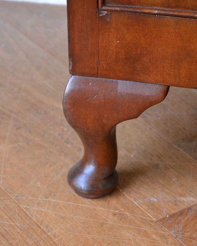 アンティークのチェスト　アンティーク家具　サイドテーブルにもなるアンティークチェスト、コンパクトで使いやすいドロワーズ。女性1人でラクラク運べちゃう仕掛けHandleのアンティークは、脚の裏にフェルトキーパーをお付けしています。(q-1339-f)