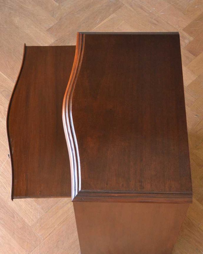 アンティークのチェスト　アンティーク家具　サイドテーブルにもなるアンティークチェスト、コンパクトで使いやすいドロワーズ。ピカピカに仕上げました修復の時、天板もキレイに仕上げました。(q-1339-f)