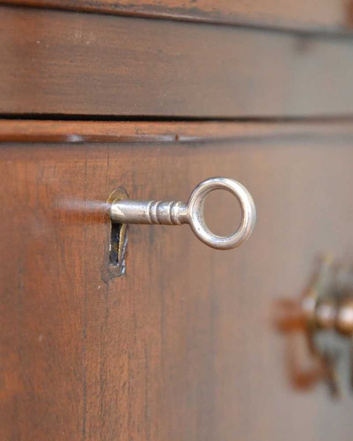 アンティークのチェスト　アンティーク家具　サイドテーブルにもなるアンティークチェスト、コンパクトで使いやすいドロワーズ。。(q-1339-f)