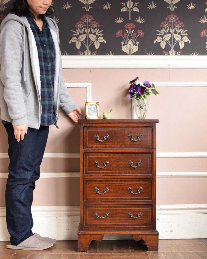 アンティークのチェスト　アンティーク家具　どこでも使える英国アンティーク家具、シンプルで高級感たっぷりのベッドサイドチェスト（４段）。小さくても一人前。(q-1340-f)