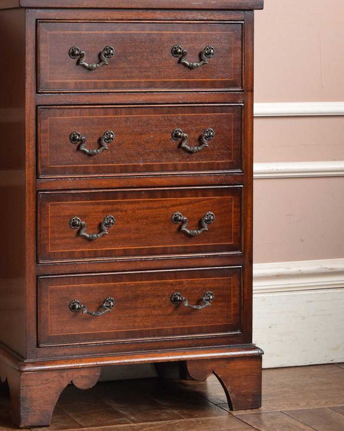 アンティークのチェスト　アンティーク家具　どこでも使える英国アンティーク家具、シンプルで高級感たっぷりのベッドサイドチェスト（４段）。木目で勝負！アンティークらしい素材のよさが際立ちます特別に彫がなくても惹き付けられる魅力は、やはり使われている素材感。(q-1340-f)