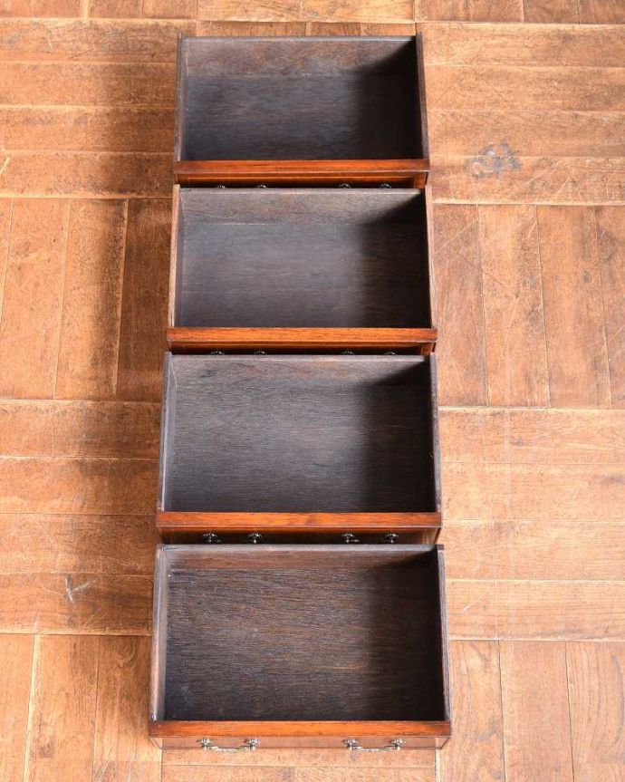 アンティークのチェスト　アンティーク家具　どこでも使える英国アンティーク家具、シンプルで高級感たっぷりのベッドサイドチェスト（４段）。引き出しの中も、とってもキレイチェストなのでやっぱり気になる引き出しの中。(q-1340-f)