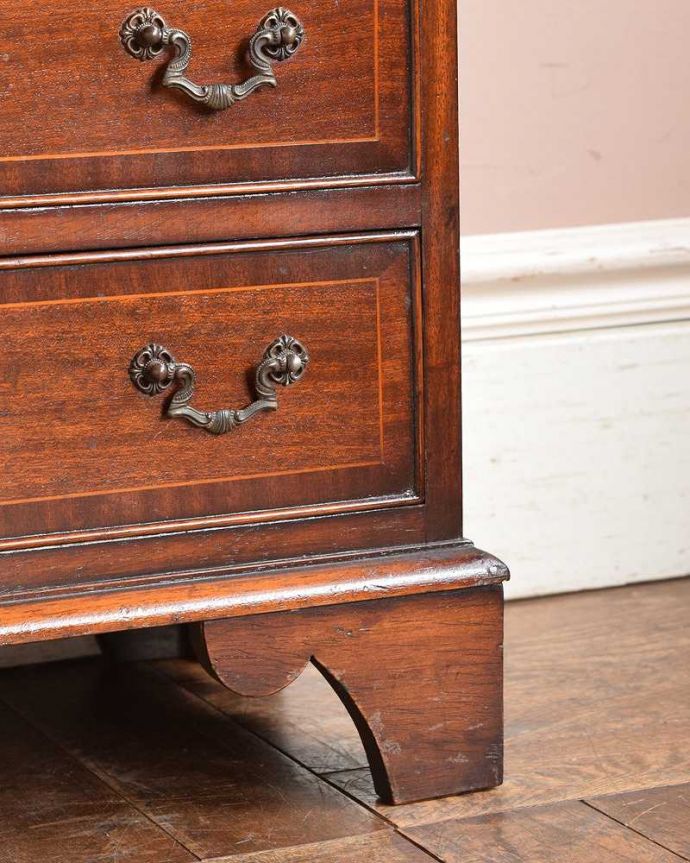 アンティークのチェスト　アンティーク家具　どこでも使える英国アンティーク家具、シンプルで高級感たっぷりのベッドサイドチェスト（４段）。女性1人でラクラク運べちゃう仕掛けHandleのアンティークは、脚の裏にフェルトキーパーをお付けしています。(q-1340-f)