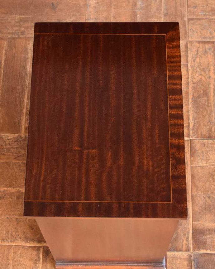 アンティークのチェスト　アンティーク家具　どこでも使える英国アンティーク家具、シンプルで高級感たっぷりのベッドサイドチェスト（４段）。ピカピカに仕上げましたベッドやソファの横でモノを置いて使えるように、修復する時、天板の塗装もキレイに仕上げました。(q-1340-f)