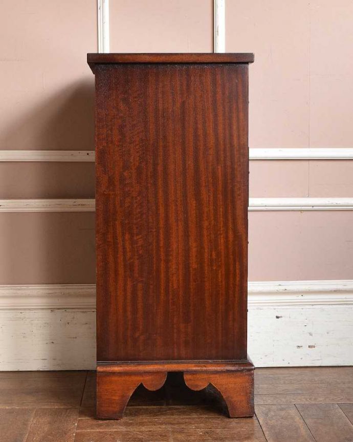 アンティークのチェスト　アンティーク家具　どこでも使える英国アンティーク家具、シンプルで高級感たっぷりのベッドサイドチェスト（４段）。横から見てもキレイですもちろん、横顔だってキレイ！どこから見ても絵になります。(q-1340-f)
