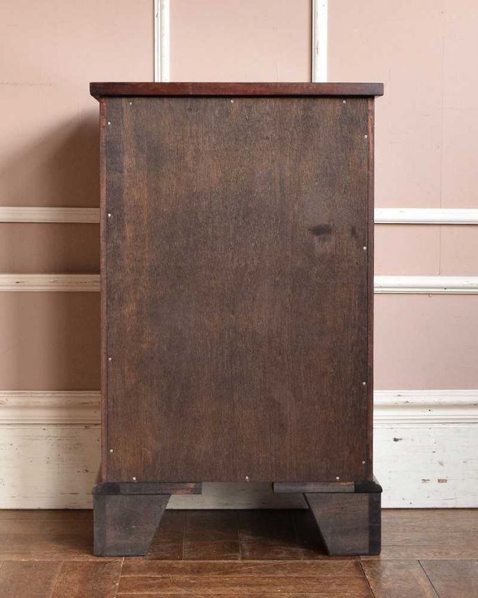 アンティークのチェスト　アンティーク家具　どこでも使える英国アンティーク家具、シンプルで高級感たっぷりのベッドサイドチェスト（４段）。後ろ姿も見て下さい。(q-1340-f)