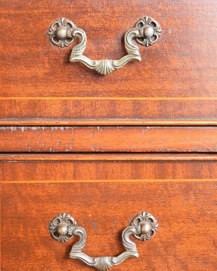 アンティークのチェスト　アンティーク家具　どこでも使える英国アンティーク家具、シンプルで高級感たっぷりのベッドサイドチェスト（４段）。アンティークらしい取っ手アンティーク家具は取っ手のデザインまで、なんだか高級感があるんですよね。(q-1340-f)