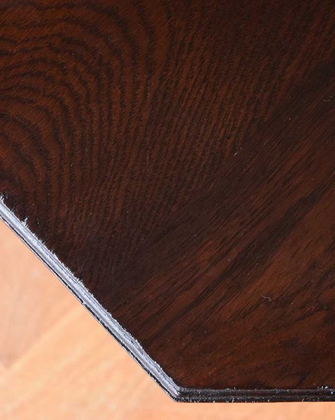 アンティークのテーブル　アンティーク家具　ボビンレッグが美しいアンティークの英国家具、小さなワインテーブル(オケージョナルテーブル)。近づいて見てみると･･･天板を見てみるとこんな感じです。(q-1341-f)