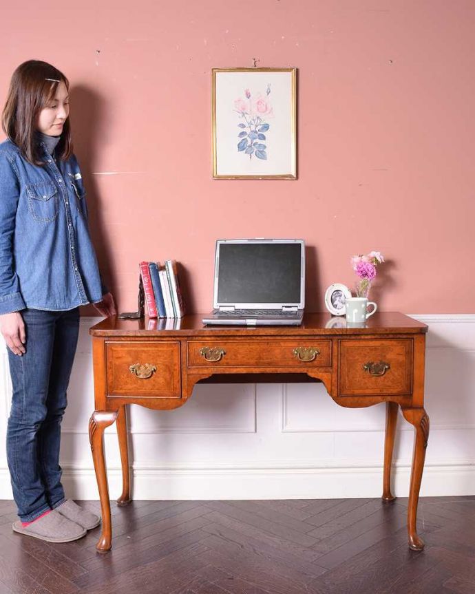 アンティークのデスク・書斎机　アンティーク家具　英国から届いた美しいアンティーク家具、ウォルナット材のライティングデスク。優雅な雰囲気に包まれるエレガントなデスク気品が漂う大人のためのアンティークデスクは、置いてあるだけで優雅な雰囲気です。(q-1342-f)