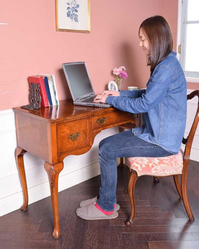 アンティークのデスク・書斎机　アンティーク家具　英国から届いた美しいアンティーク家具、ウォルナット材のライティングデスク。自分だけのちょっと贅沢な時間大人のデスクに座るだけで、自分だけの時間が出来るから、なんだか毎日がちょっとだけ贅沢になります。(q-1342-f)