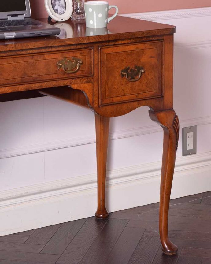 アンティークのデスク・書斎机　アンティーク家具　英国から届いた美しいアンティーク家具、ウォルナット材のライティングデスク。アンティークらしい銘木の木目の美しさ本来、機能的に使われる家具デスクも、アンティークだと木目の美しさが楽しめる家具に。(q-1342-f)