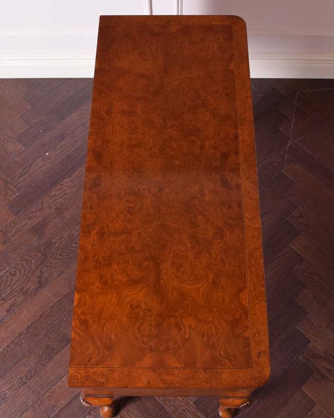 アンティークのデスク・書斎机　アンティーク家具　英国から届いた美しいアンティーク家具、ウォルナット材のライティングデスク。天板もピカピカにお直ししました。(q-1342-f)