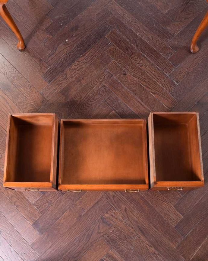 アンティークのデスク・書斎机　アンティーク家具　英国から届いた美しいアンティーク家具、ウォルナット材のライティングデスク。引き出しの中もキレイに修復しました！もちろん引き出しの中も職人がキレイにお直しました。(q-1342-f)