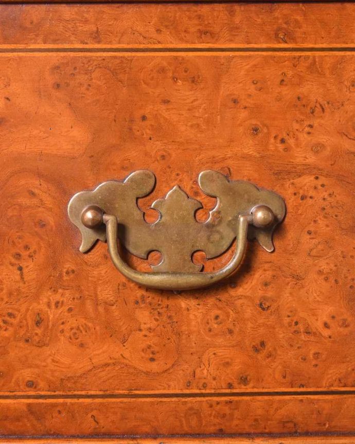 アンティークのデスク・書斎机　アンティーク家具　英国から届いた美しいアンティーク家具、ウォルナット材のライティングデスク。アンティークらしい取っ手アンティークらしいデザインの取っ手を、そっと引っ張って開けるたびに、宝箱を開けている気分です。(q-1342-f)