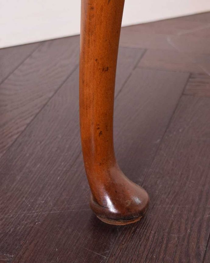 アンティークのデスク・書斎机　アンティーク家具　英国から届いた美しいアンティーク家具、ウォルナット材のライティングデスク。女性1人でラクラク運べちゃう仕掛けHandleのアンティークは、脚の裏にフェルトキーパーをお付けしています。(q-1342-f)