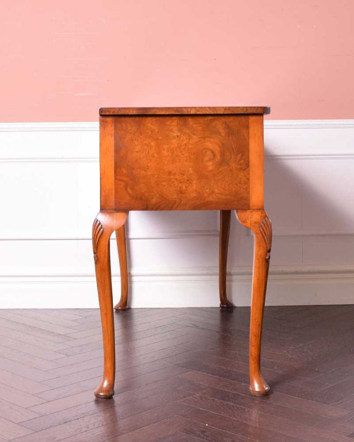 アンティークのデスク・書斎机　アンティーク家具　英国から届いた美しいアンティーク家具、ウォルナット材のライティングデスク。横顔も美しく！こんな風に見えますもちろん、横側もキレイに修復しているので、横から見てもキレイです。(q-1342-f)