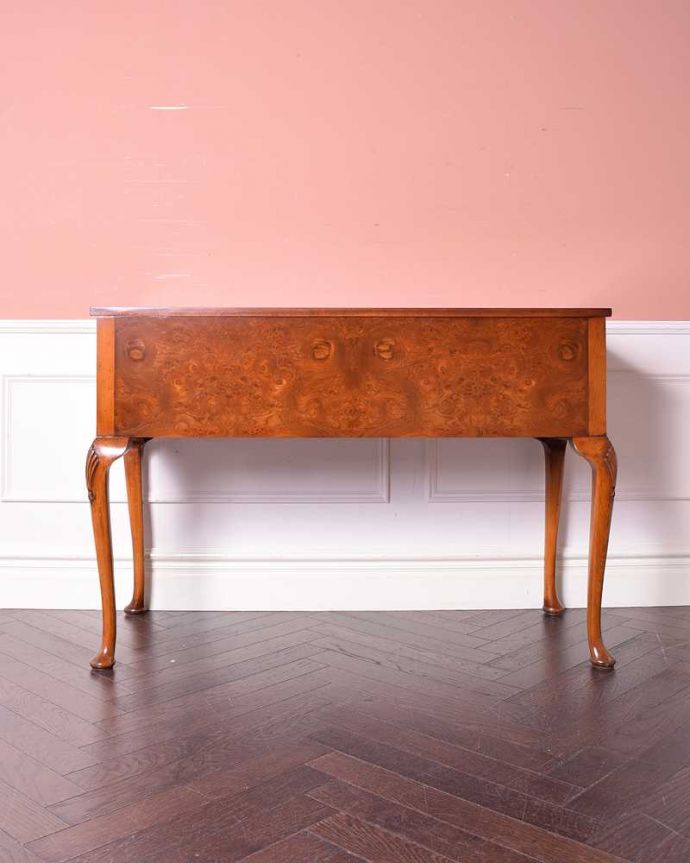 アンティークのデスク・書斎机　アンティーク家具　英国から届いた美しいアンティーク家具、ウォルナット材のライティングデスク。後ろ姿もキレイなんです。(q-1342-f)