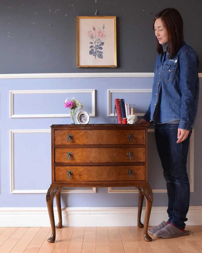 アンティークのチェスト　アンティーク家具　上品に佇む姿にうっとりする英国アンティークのチェスト。大人の雰囲気漂う人気の英国チェストシンプルなデザインだからこそ木目の美しさが際立つチェスト。(q-1343-f)