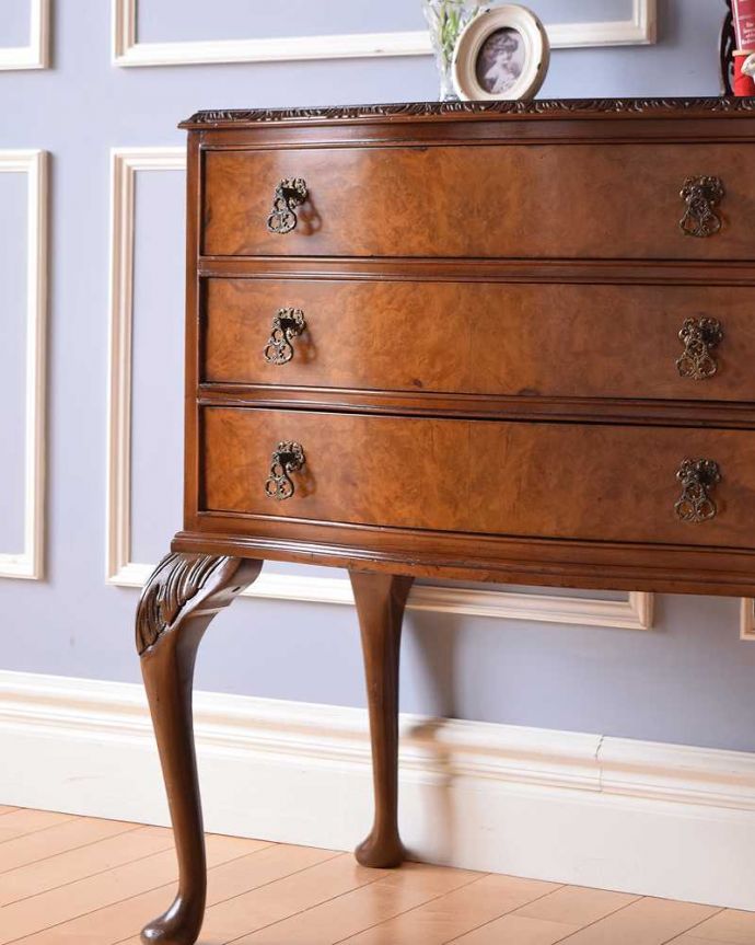 アンティークのチェスト　アンティーク家具　上品に佇む姿にうっとりする英国アンティークのチェスト。アンティークだから手に入る質の良さ現代では手に入れることが出来ない質のいい素材が使われているのもアンティーク家具の特長。(q-1343-f)