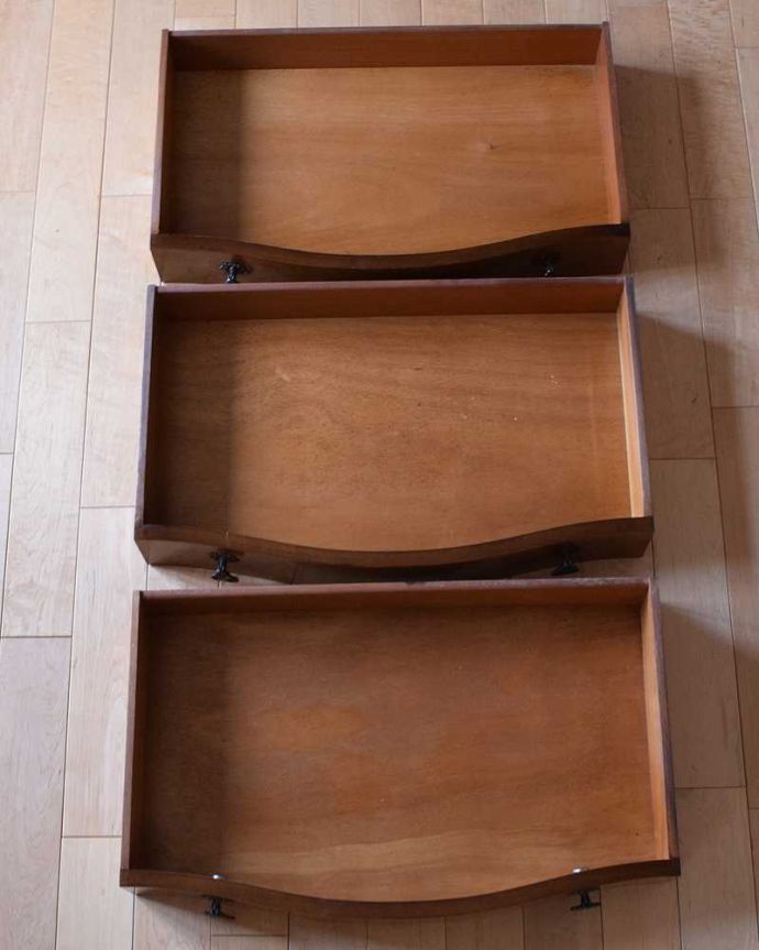 アンティークのチェスト　アンティーク家具　上品に佇む姿にうっとりする英国アンティークのチェスト。引き出しの中もキレイに修復しましたお洋服を入れてもいいように、引き出しの中も専門の職人が時間をかけてしっかり修復しました。(q-1343-f)