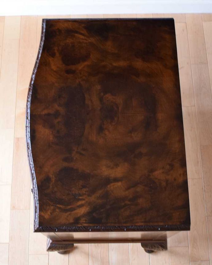 アンティークのチェスト　アンティーク家具　上品に佇む姿にうっとりする英国アンティークのチェスト。ピカピカに仕上げましたHandleでは修復の時、天板の塗装も一度剥離してキレイに仕上げました。(q-1343-f)