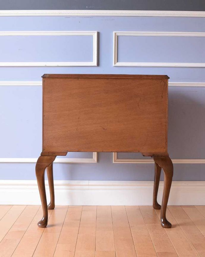 アンティークのチェスト　アンティーク家具　上品に佇む姿にうっとりする英国アンティークのチェスト。後ろ姿も見て下さい。(q-1343-f)