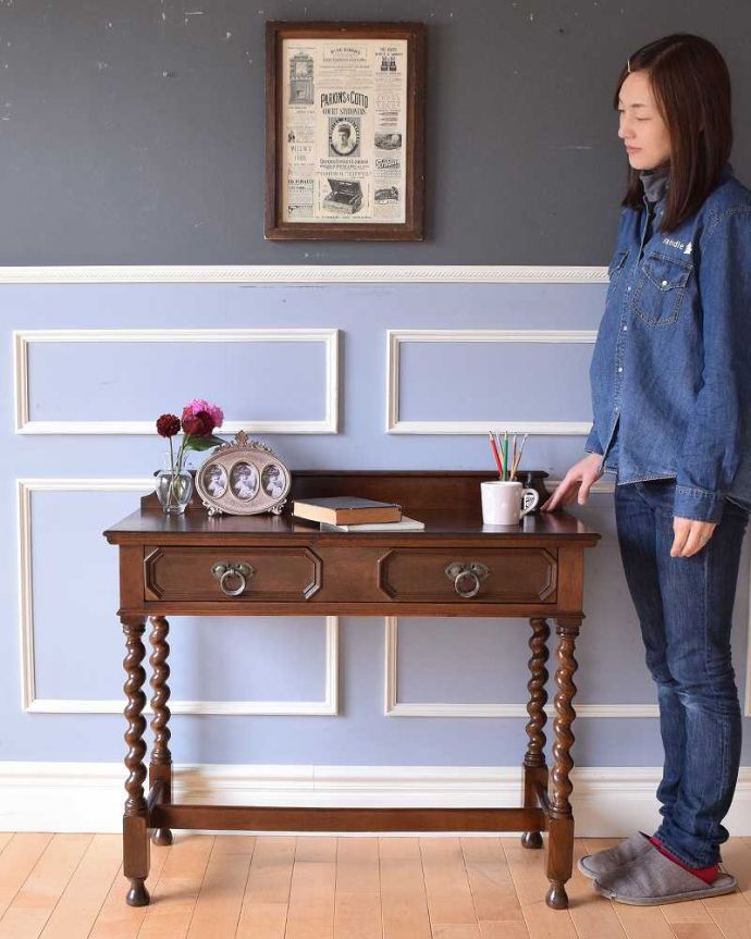 アンティークのデスク・書斎机　アンティーク家具　書斎やPCデスクにも使えるホールテーブル、イギリスのアンティーク家具。英国アンティークらしくカッコいい大人のデスクアンティーク家具の中でも特に人気の高いデスク。(q-1344-f)