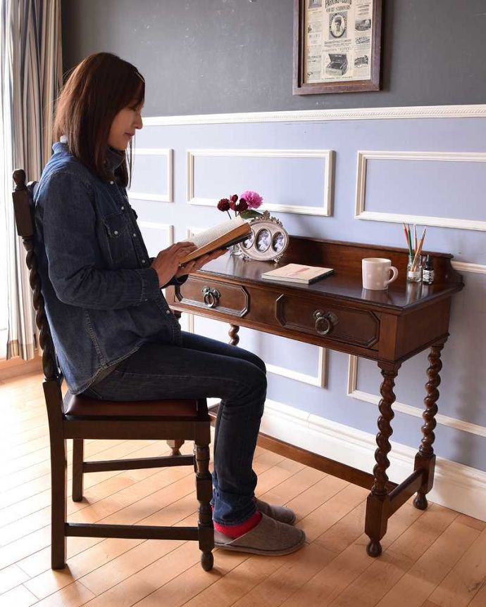 アンティークのデスク・書斎机　アンティーク家具　書斎やPCデスクにも使えるホールテーブル、イギリスのアンティーク家具。仕事している時間も、もっとカッコよくここに座るだけで、なんだかちょっとカッコよくなった気分。(q-1344-f)