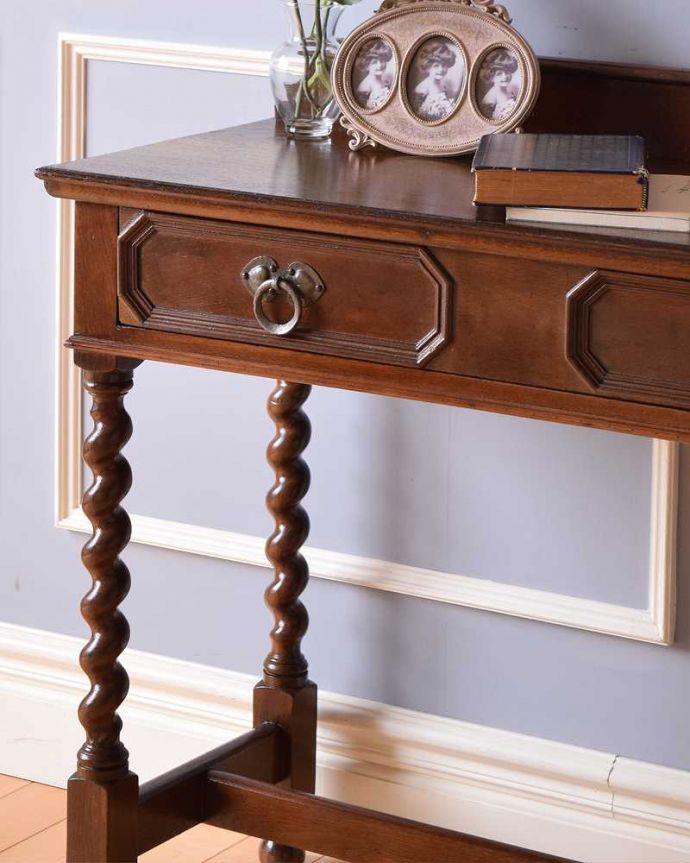 アンティークのデスク・書斎机　アンティーク家具　書斎やPCデスクにも使えるホールテーブル、イギリスのアンティーク家具。英国らしい優雅なツイスト脚機能的なデザインのものが多いデスクだけに、アンティークらしく装飾が美しいものは目立ちます。(q-1344-f)