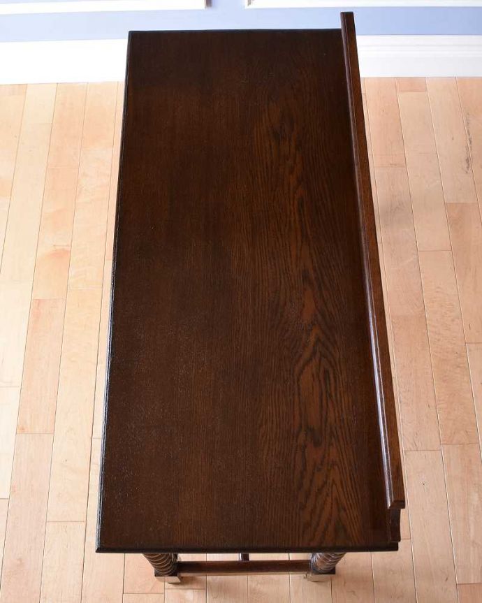 アンティークのデスク・書斎机　アンティーク家具　書斎やPCデスクにも使えるホールテーブル、イギリスのアンティーク家具。天板もピカピカにお直ししました。(q-1344-f)