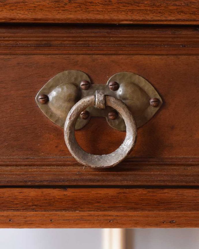 アンティークのデスク・書斎机　アンティーク家具　書斎やPCデスクにも使えるホールテーブル、イギリスのアンティーク家具。開ける度にワクワクする取っ手取っ手もアンティークらしく凝ったデザイン。(q-1344-f)