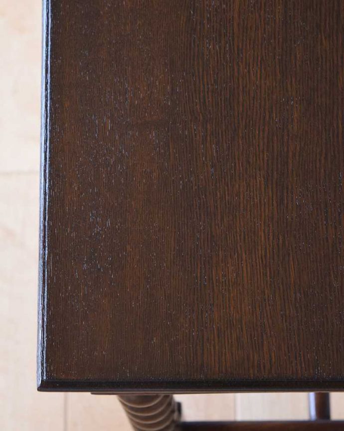 アンティークのデスク・書斎机　アンティーク家具　書斎やPCデスクにも使えるホールテーブル、イギリスのアンティーク家具。天板を近くから見ると･･･デスクは天板を使う家具なので、キレイにお直ししました。(q-1344-f)