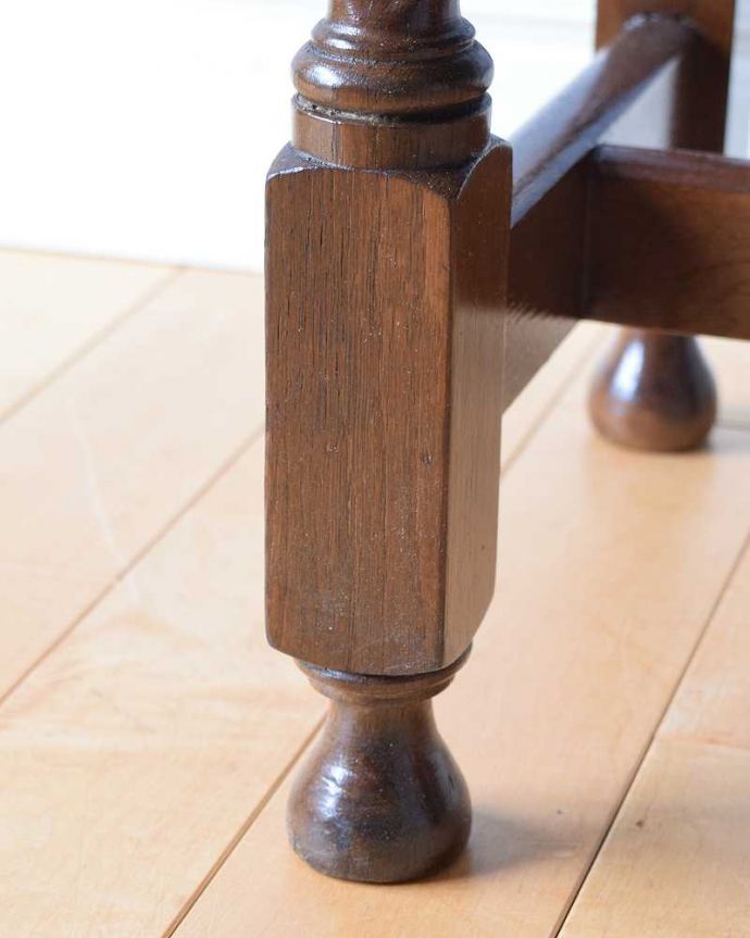 アンティークのデスク・書斎机　アンティーク家具　書斎やPCデスクにも使えるホールテーブル、イギリスのアンティーク家具。女性1人でラクラク運べちゃう仕掛けHandleのアンティークは、脚の裏にフェルトキーパーをお付けしています。(q-1344-f)