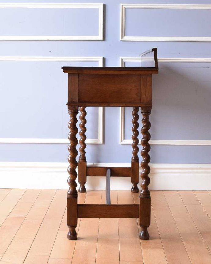 アンティークのデスク・書斎机　アンティーク家具　書斎やPCデスクにも使えるホールテーブル、イギリスのアンティーク家具。横顔も美しく！こんな風に見えますもちろん、横側もキレイに修復しているので、横から見てもキレイです。(q-1344-f)