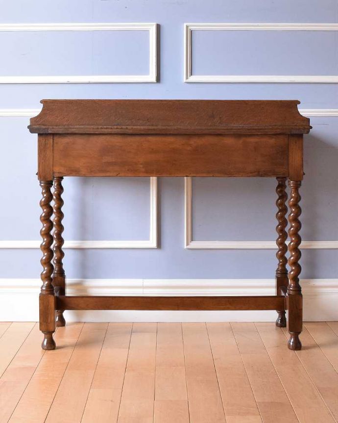 アンティークのデスク・書斎机　アンティーク家具　書斎やPCデスクにも使えるホールテーブル、イギリスのアンティーク家具。後ろ姿もキレイなんです。(q-1344-f)