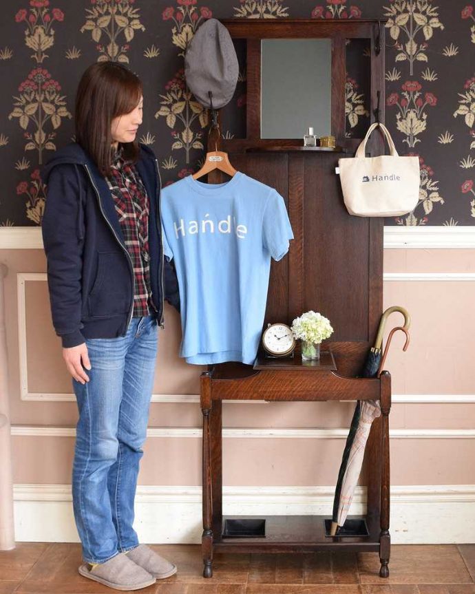 アンティークの玄関収納　アンティーク家具　ミラー付の英国輸入のアンティーク家具、玄関の収納家具のホールスタンド（コート掛け） 。英国紳士の身だしなみのための家具もともと英国紳士の正装の必須アイテムだったステッキを収納するための家具。(q-1345-f)