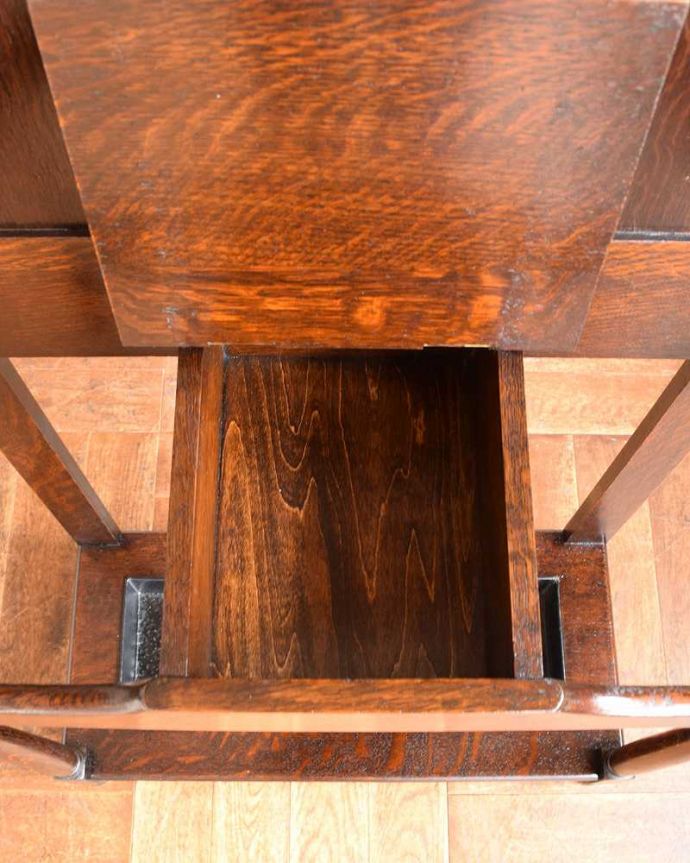 アンティークの玄関収納　アンティーク家具　ミラー付の英国輸入のアンティーク家具、玄関の収納家具のホールスタンド（コート掛け） 。細々としたものまで収納出来ちゃう優れもの靴ブラシを入れていた収納は、カギ置き場にもバッチリ！フタの開閉もスムーズに出来るよう修復しました。(q-1345-f)