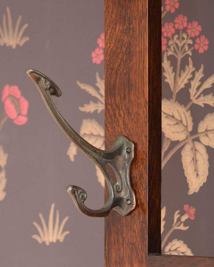 アンティークの玄関収納　アンティーク家具　ミラー付の英国輸入のアンティーク家具、玄関の収納家具のホールスタンド（コート掛け） 。いろいろ便利に使える仕掛けどんな風に、何を掛けてもOK。(q-1345-f)