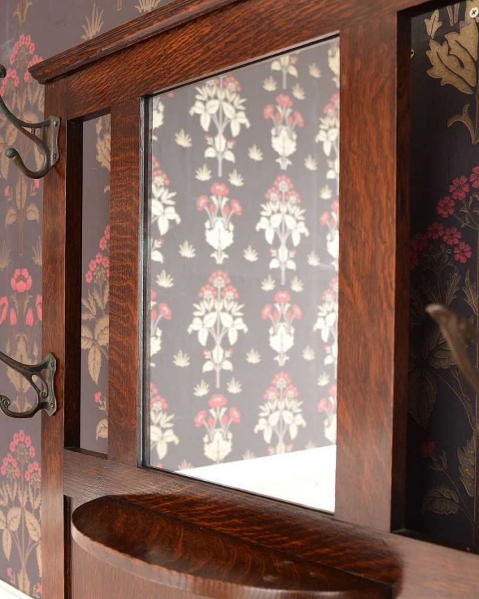 アンティークの玄関収納　アンティーク家具　ミラー付の英国輸入のアンティーク家具、玄関の収納家具のホールスタンド（コート掛け） 。お出かけ前にミラーでチェックやっぱり玄関にはミラーが必要！出かける前にサッと身だしなみチェックできるから便利です。(q-1345-f)